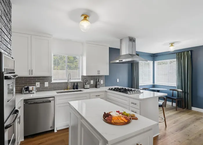 4br Midtown Oasis Pool Hot Tub Putting Holiday home