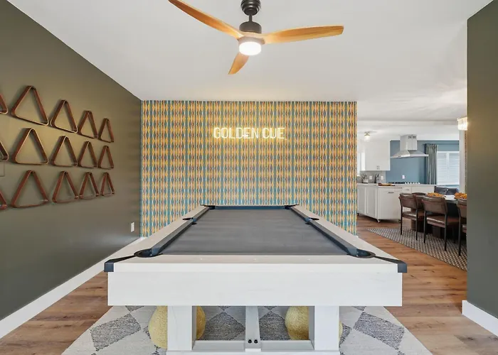4br Midtown Oasis Pool Hot Tub Putting Holiday home *