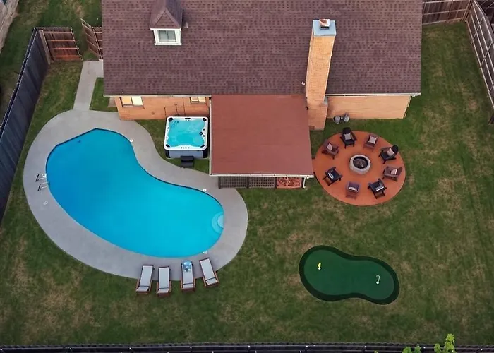 4br Midtown Oasis Pool Hot Tub Putting Holiday home