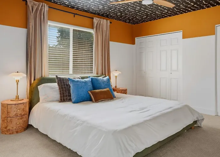 4br Midtown Oasis Pool Hot Tub Putting Holiday home *