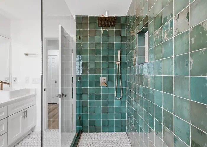 4br Midtown Oasis Pool Hot Tub Putting Holiday home *