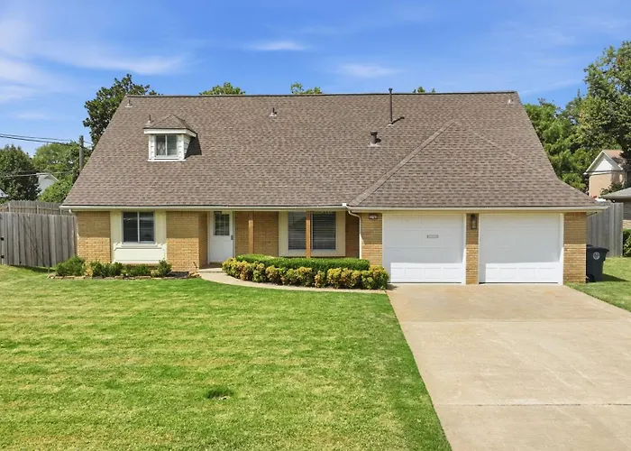 4br Midtown Oasis Pool Hot Tub Putting Holiday home *