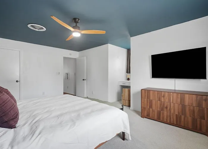 4br Midtown Oasis Pool Hot Tub Putting Holiday home Tulsa