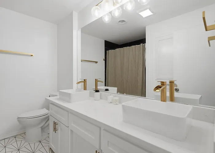 4br Midtown Oasis Pool Hot Tub Putting Holiday home